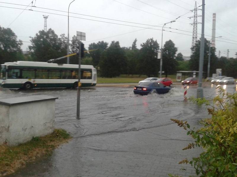 Nedělní silná bouře zkomplikovala provoz také v plzeňské křižovatce ulic Rokycanská a Jateční