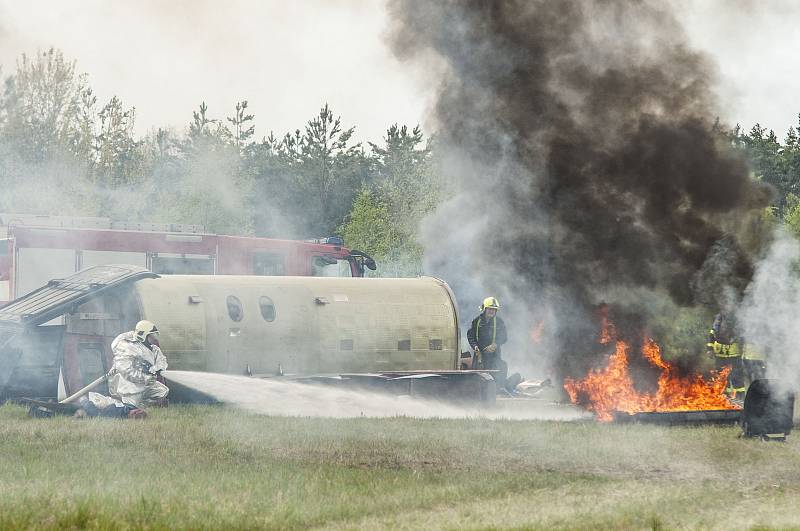 Cvičení letecké nehody na letišti v Líních.