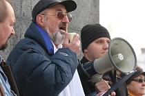 Více než 250 stávkujících dorazilo na plzeňské Masarykovo náměstí, aby vyjádřili nespokojenost s vládními škrty