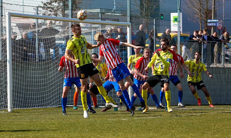 Fotbalisté FK ROBSTAV Přeštice (na archivním snímku hráči ve žlutých dresech) slaví pět kol před koncem letošního ročníku FORTUNA divize A postup do třetí ligy.