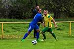 Na jihu Plzeňska podlehly Lužany (na snímku ve žlutých dresech) Dvorci vysoko 0:6 (v modrém).