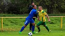 Na jihu Plzeňska podlehly Lužany (na snímku ve žlutých dresech) Dvorci vysoko 0:6 (v modrém).