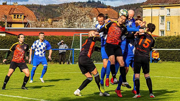 Fotbalisté vejprnické Slavie (na archivním snímku hráči v černočervených dresech) prohráli na domácím hřišti s TJ Sokol Radnice 0:3.
