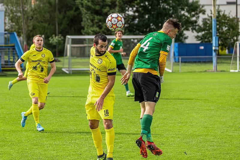 7. kolo FORTUNA ČFL, skupina A: FK ROBSTAV Přeštice (na snímku fotbalisté ve žlutých dresech) - FK Baník Sokolov 0:2.