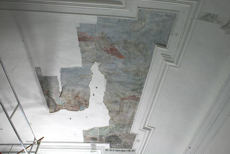 Freska, hamr i roubenka. O hlasy veřejnosti bojují tři památky z regionu. Na snímku freska z horažďovického zámku při odkrývání.