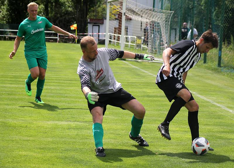 Z archivu: Fotbalisté plzeňského Smíchova (černobílí) se v nováčkovské sezoně I. A třídy zatím hledají. Ve třech zápasech totiž získali jediný bod.