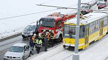 Řidička dostala smyk a skončila na tramvajových kolejích