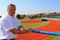 Nýřanský starosta Jiří Davídek nad oválem školního atletického stadionu, který dostal za 1,9 milionu korun nový tartanový povrch. Stadion je dějištěm tradičních sportovních akcí krajského formátu, jako je jarní Běh města Nýřany nebo Vrhačský čtyřboj