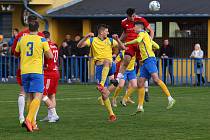 FORTUNA divize A, 18. kolo: SK SENCO Doubravka (na snímku fotbalisté ve žlutých dresech) - SK Petřín Plzeň 2:2