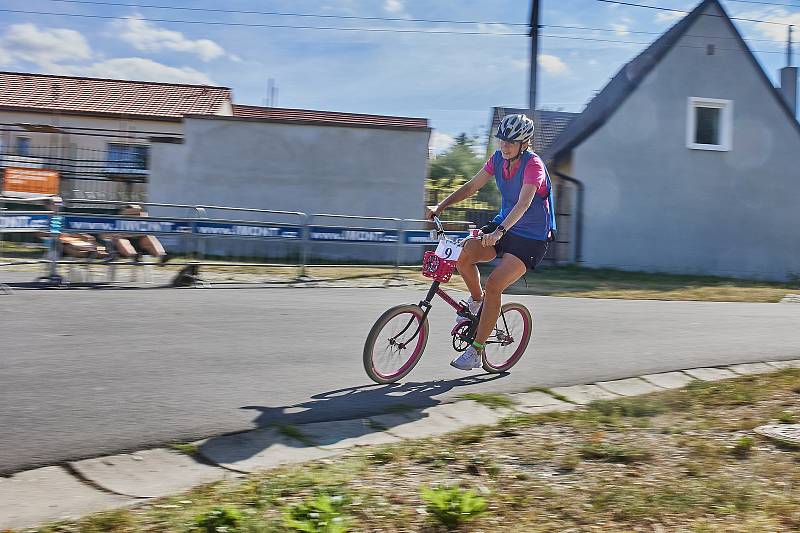 Jezdci na kolech skládačka a Sobi 20 zdolávají náves ve Lhotě u Plzně při tradičním vytrvalostním závodě Hokra Cup. 14 týmů kroužilo po 420 metrovém okruhu deset hodin. Vítězná skupina najela 293 km.