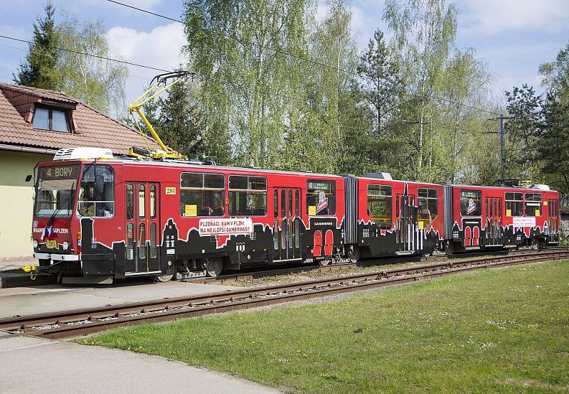 Speciální Gambrinus tramvaj, která projíždí ulicemi Plzně
