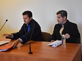 Petr Kuba (vpravo) u Krajského soudu v Plzni.