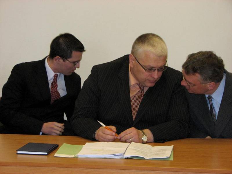 Václav Zeman, advokát Miroslav Majer a Luboš Rýdl (zleva)