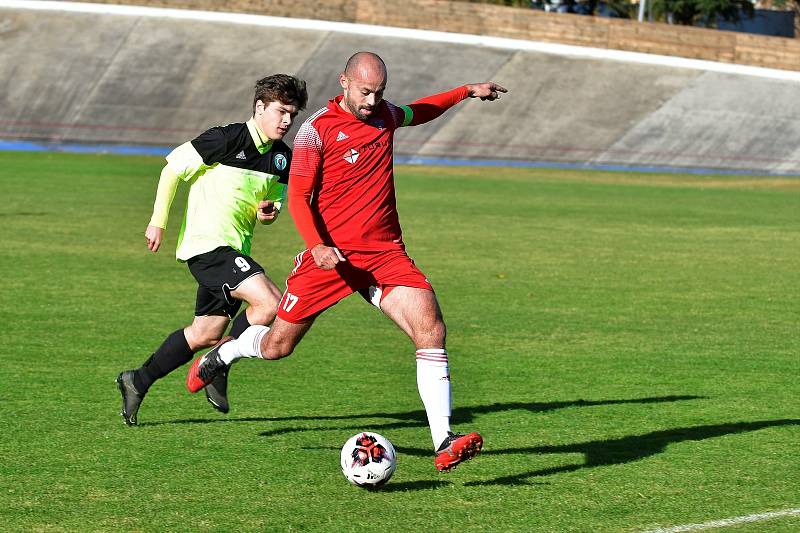 13. kolo FORTUNA divize A: Petřín Plzeň (červení) - Sedlčany 2:2.