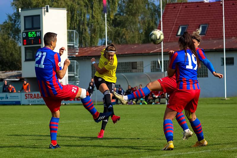 5. kolo 1. ligy žen: FC Viktoria Plzeň (na snímku fotbalistky v červenomodrých dresech) - AC Sparta Praha 1:3 (0:1).