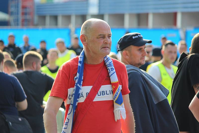 Příjezd fanoušků FC Baník Ostrava k Doosan Areně.