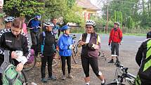 Takový peloton cyklistů se v Brdech  jen tak k vidění nebývá. Jelo nás na šest desítek, cyklisté všech generací včetně dětí.
