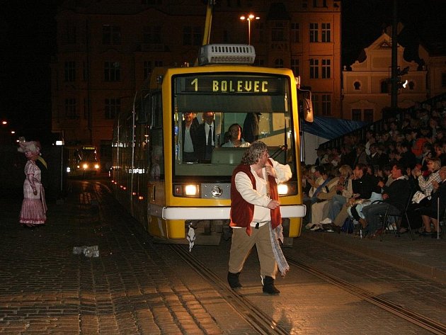 Herec Petr Borovský táhne tramvaj po náměstí při premiéře divadelního představení Revizor.