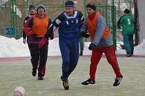 Už podesáté pořádá v sobotu stará garda Sokola Košutka na hřišti s umělým povrchem u Jezírka turnaj v malém fotbale.  O prvenství se utká deset týmů, vítězství z loňského ročníku, ze kterého je snímek,  obhajují  veteráni Rapidu