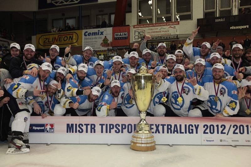 Hokejisté oslavují zisk historicky prvního titulu mistra na stadionu ve Zlíně