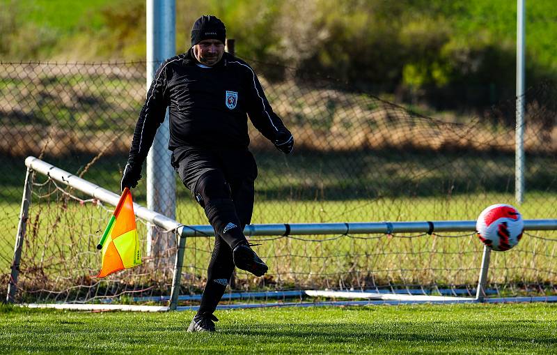 Fotbalisté plzeňské Košutky (na archivním snímku hráči v modrobílých dresech) doma překvapivě podlehli Smíchovu 1:2.