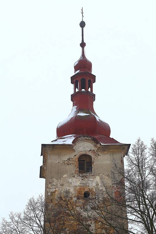 Původně farní, dnes filiální kostel Nejsvětější Trojice v Jezné na severním Plzeňsku je chráněnou kulturní památkou.