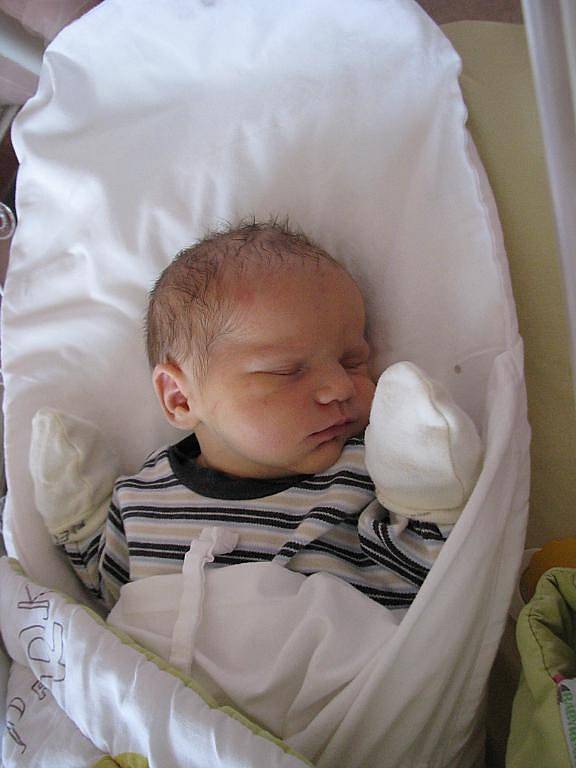Šimon (3,16 kg) se narodil 19. května v 10:42 ve Fakultní nemocnici v Plzni. Na světě ho přivítali rodiče Lenka a Václav Pechovi a sourozenci Kristýnka (9), Lukáš (8) a Jakub (2) z Předenic