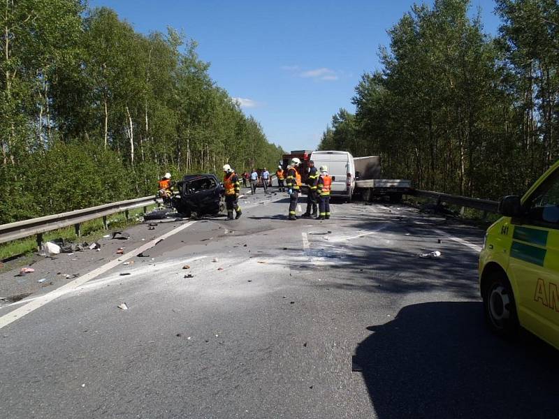 U křižovatky na severoplzeňské Štipoklasy na silnici mezi Plzní a Karlovými Vary došlo ve čtvrtek odpoledne k vážné dopravní nehodě.