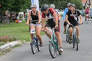 Ve čtvrtém ročníku vytrvalostního závodu jízdy na skládačkách ve Lhotě soutěžilo 17 týmů.