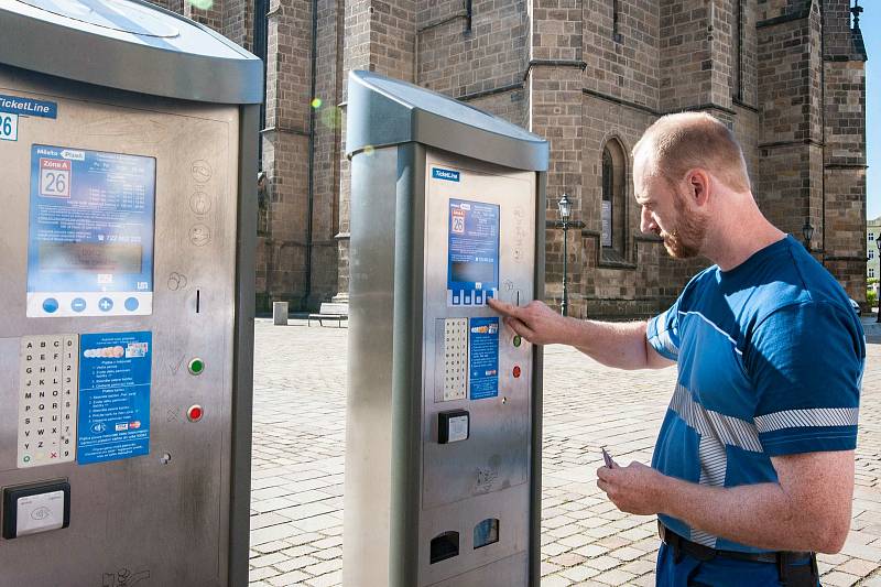Parkování v Plzni se mění, řidiči budou do automatů zadávat SPZ