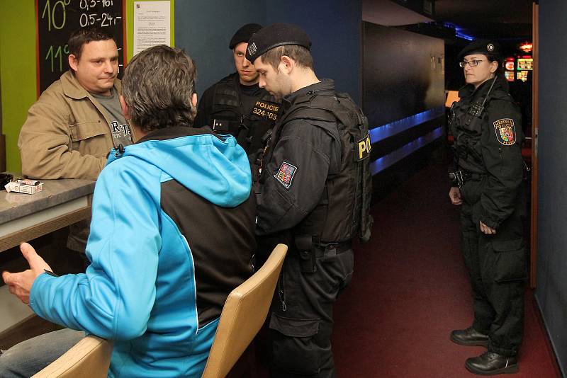 Plzeňská cizinecká policie v součinnosti s pořádkovou jednotkou a Městskou policií Plzeň provedla v noci na sobotu kontrolu barů a heren v centru města.