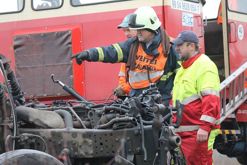 Nehoda zastavila vlaky, hasiči odklízejí z kolejí maso