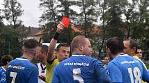 Fotbalisté TJ Jiskra Domažlice B (na archivním snímku fotbalisté v modrých dresech) vyzvou na domácí Střelnici rivala z Rokycan, lídra FORTUNA divize A.