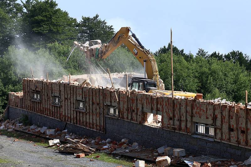 Na hoře Čerchov na Domažlicku pokračuje demolice bývalých vojenských objektů. Hotovo by mělo být do konce července. Čerchov je s nadmořskou výškou 1041 metrů nejvyšším bodem celého Českého lesa.