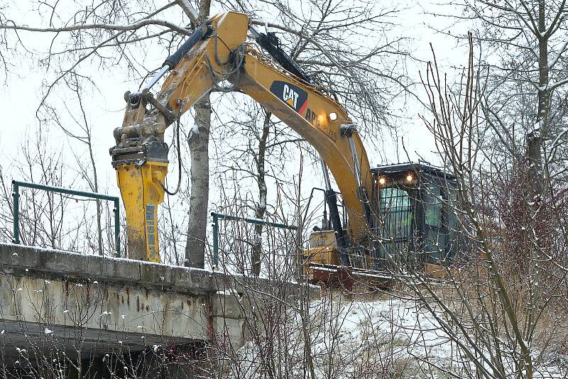 Silniční most na místní komunikaci v Chotíkově, který byl v havarijním stavu, rozebírala v sobotu 4. prosince specializovaná firma. Kvůli stavebním pracím, byla uzavřená silnice 1/20 mezi Plzní a Karlovými Vary. Hotovo by mělo být do nedělního podvečera.