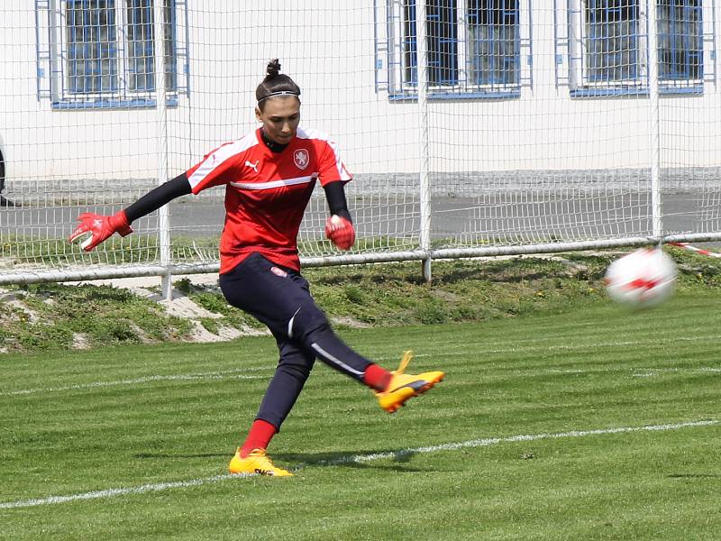 Trénink fotbalové reprezentace žen do 17 let na hřišti Sokola Černice v Plzni.