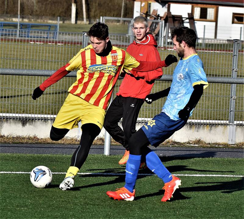 Zimní příprava: Junior Strakonice - FK Nepomuk (na snímku fotbalisté v modrých dresech) 6:2 (4:0).