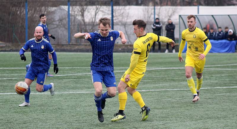 FORTUNA ČFL, skupina A (16. kolo): FK Motorlet Praha - FK ROBSTAV Přeštice (na snímku fotbalisté ve žlutých dresech) 2:0 (1:0).