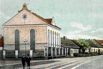 Nýřanská synagoga na dobové pohlednici.