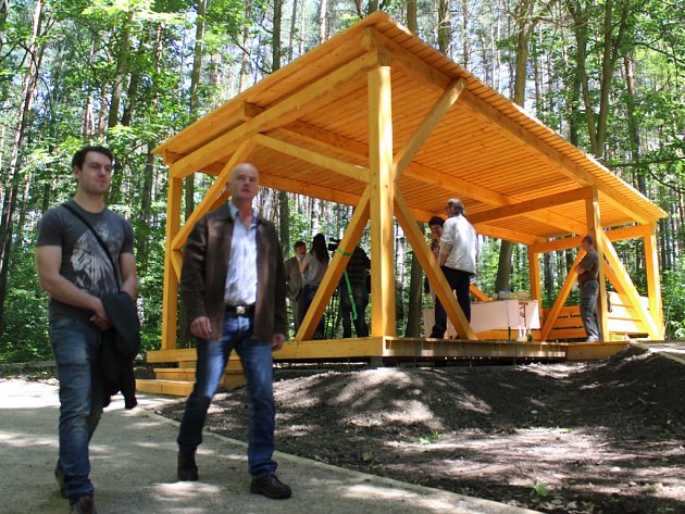 Odpočinkový altán v lesoparku u Velkého boleveckého rybníka slouží k oddechu, ale můžou se v něm odehrávat i menší hudební produkce
