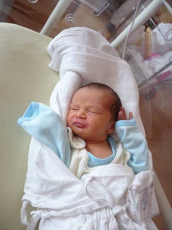 Artur (3,37 kg, 49 cm) se narodil 6. března v 16:03 ve Fakultní nemocnici v Plzni. Na světě svého prvorozeného syna přivítali maminka Darina Kupčuliaková a tatínek Ivan Potančok ze Stříbra.