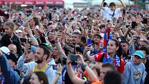 Fotbalisté Viktorie Plzeň po zisku šestého mistrovského titulu zamířili s pohárem za fanoušky do centra Plzně. Na náměstí Republiky se na oslavě sešlo několik tisíc fotbalových příznivců.