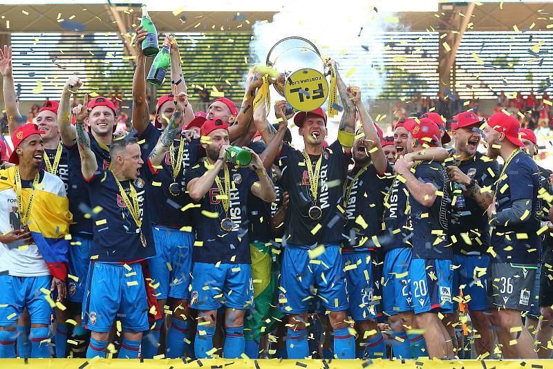 Fotbalisté plzeňské Viktorie přebírají pohár za vítězství ve fotbalové 1. lize. Na hřišti ve Štruncových sadech oslavují zisk šestého titulu.