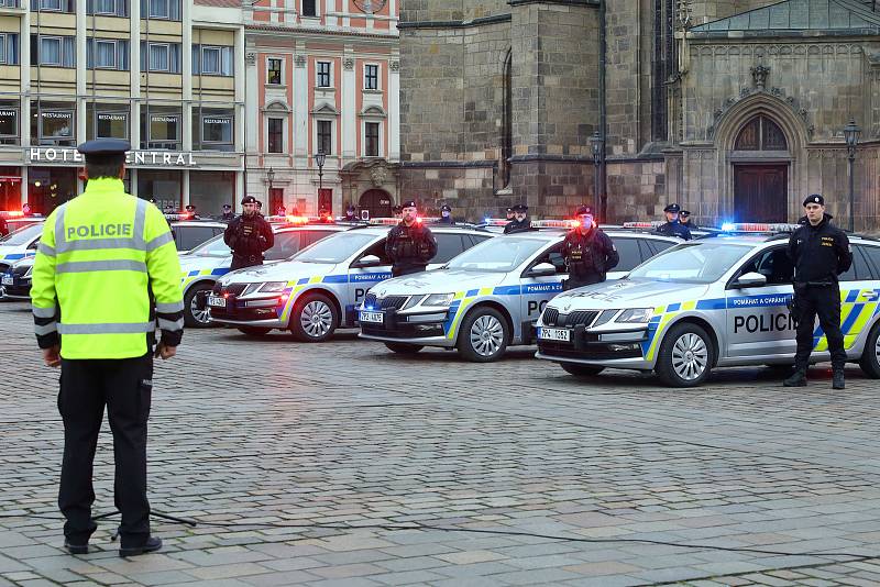 Představení nových vozidel Policie ČR na náměstí Republiky v Plzni.