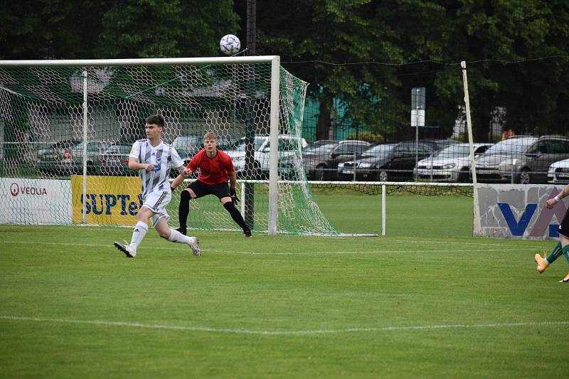 28. kolo I. A třídy: FC Rokycany B (zelení) - Slavoj Mýto B 5:2.