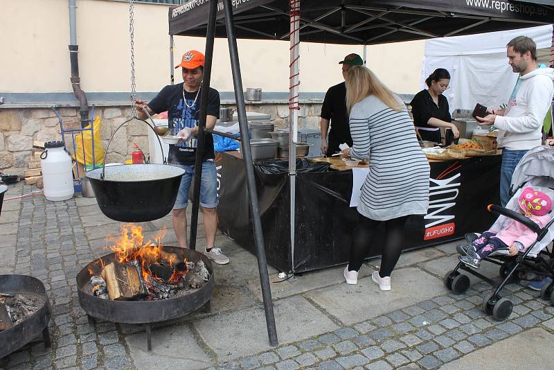 Festival polévky — Plzeň jaro 2022 představil v neděli 29. května v Plzeňském Prazdroji 14 restaurací a bister s dvacítkou různých druhů polévek.