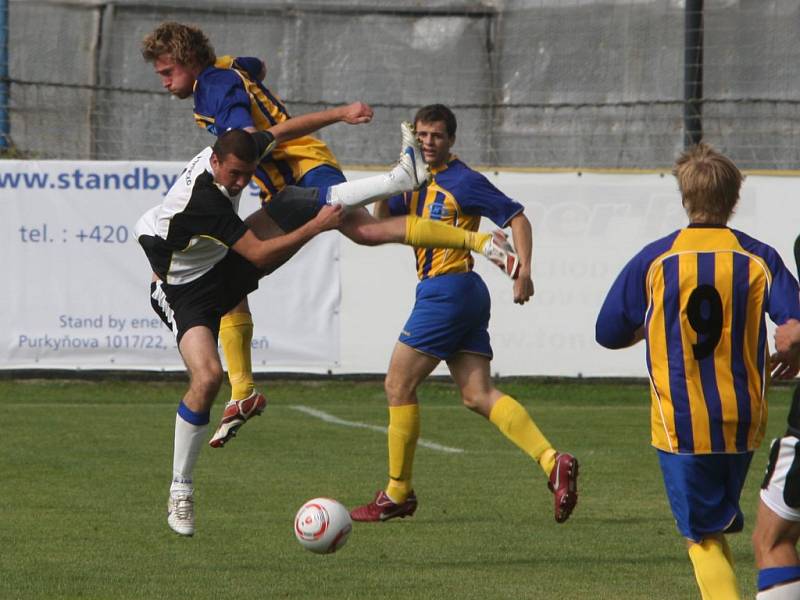 Fotbalisté Doubravky (pruhované dresy) doma podlehli Benešovu 0:1. 