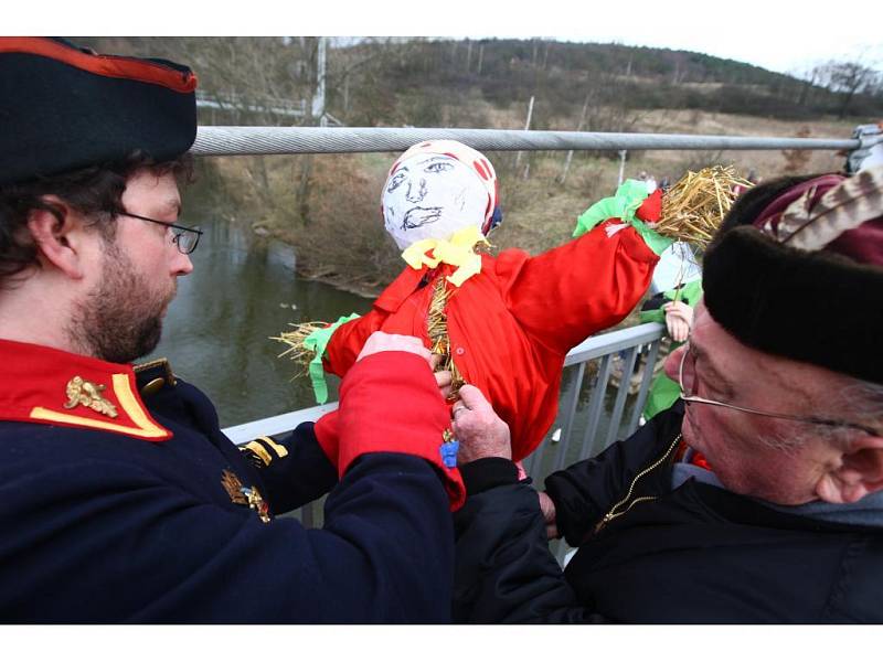 Smrtku, původkyni všeho zlého a představitelku zimy, čekal na lávce soud, kterého se zúčastnil i samotný rychtář. Ten neměl s Moranou slitování, a tak zapálená smrtka skončila v řece