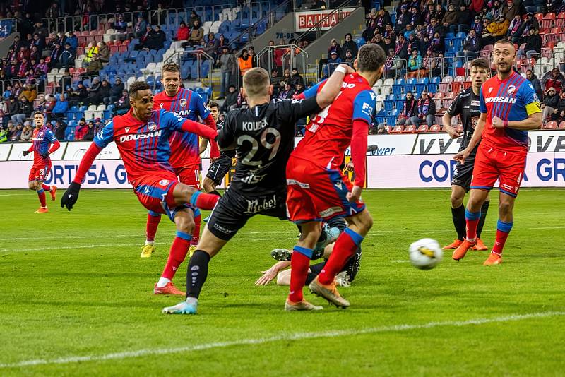 Fotbalisté Viktorie Plzeň podlehli na úvod ligového jara doma nečekaně Hradci Králové 1:2.