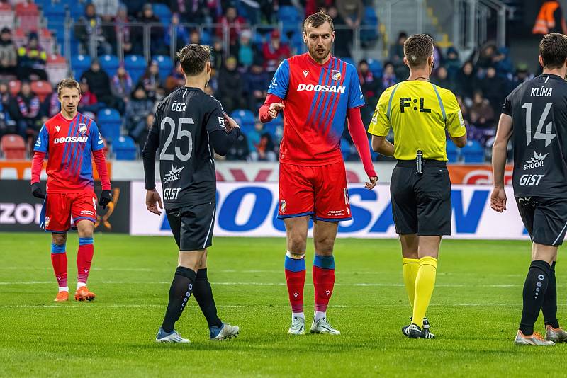 Fotbalisté Viktorie Plzeň podlehli na úvod ligového jara doma nečekaně Hradci Králové 1:2.